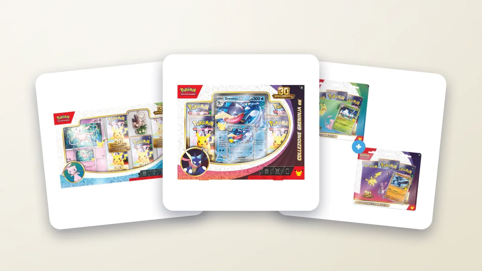 Trzy zafoliowane pudełka kolekcji 30th Celebration ustawione obok siebie na białych płytkach: kolekcje z figurką Mew i Mewtwo, kolekcje z naklejkami Lucario i Exeggutor z Aloli oraz kolekcje Greninja-ex i Sylveon-ex.